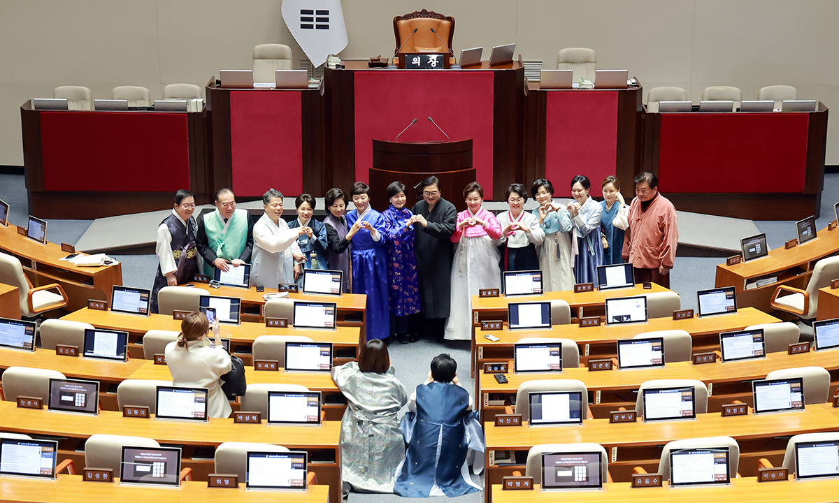 우원식 국회의장이 12일 국회에서 열린 2월 임시국회 본회의를 마치고 한복을 입은 의원들과 기념촬영하고 있다. 연합뉴스