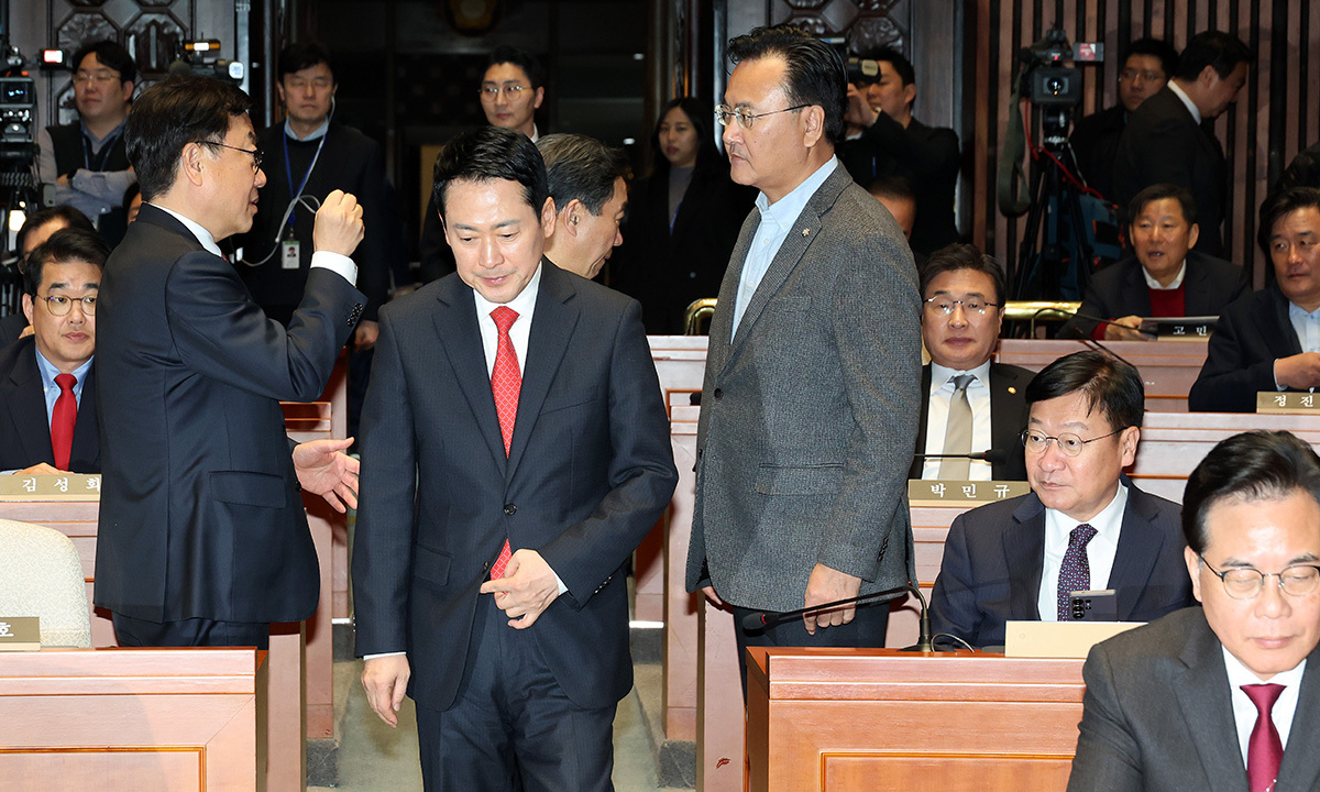 국민의힘 장동혁 대표가 12일 국회에서 열린 의원총회에 입장하고 있다. 연합뉴스