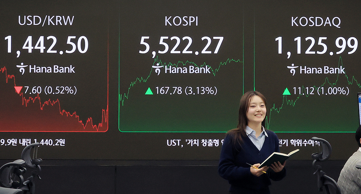 코스피가 사상 처음으로 5,500포인트를 돌파 마감한 12일 서울 중구 하나은행 딜링룸 전광판에 종가가 표시되고 있다. 뉴스1