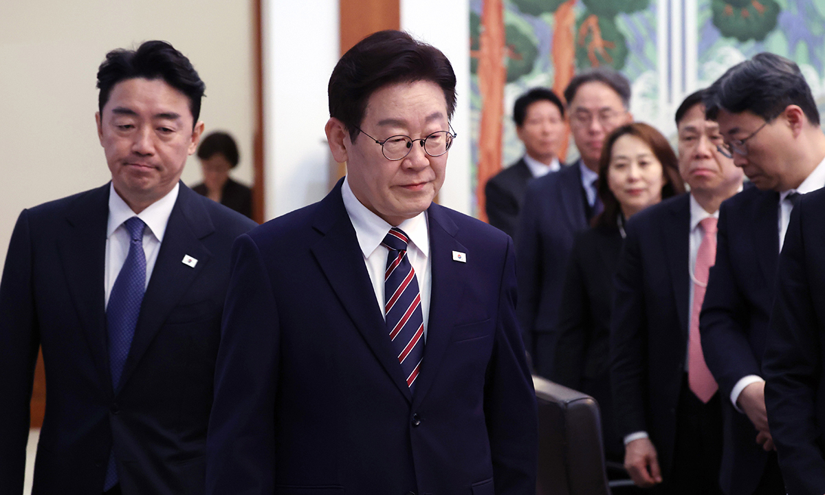 설 물가 대책도 강조 이재명 대통령이 12일 청와대 여민관에서 열린 수석보좌관회의에 입장하고 있다. 이 대통령은 설 연휴를 앞둔 이날 “어제 민생물가 특별관리 관계 장관 태스크포스(TF)가 가동됐는데, 단기 대책뿐 아니라 특정 품목의 담합·독과점 같은 불공정거래도 철저히 감시해야 한다”며 물가 대책을 강조했다. 청와대사진기자단