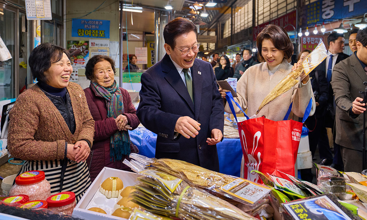 이재명 대통령과 김혜경 여사가 11일 충북 충주시 무학시장을 방문해 제수용품을 구매하고 있다. 청와대 제공