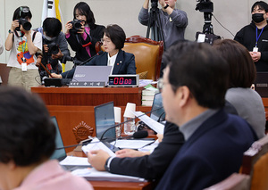 李, 민생법안 협치 당부에도… 사법개혁부터 밀어붙이는 與