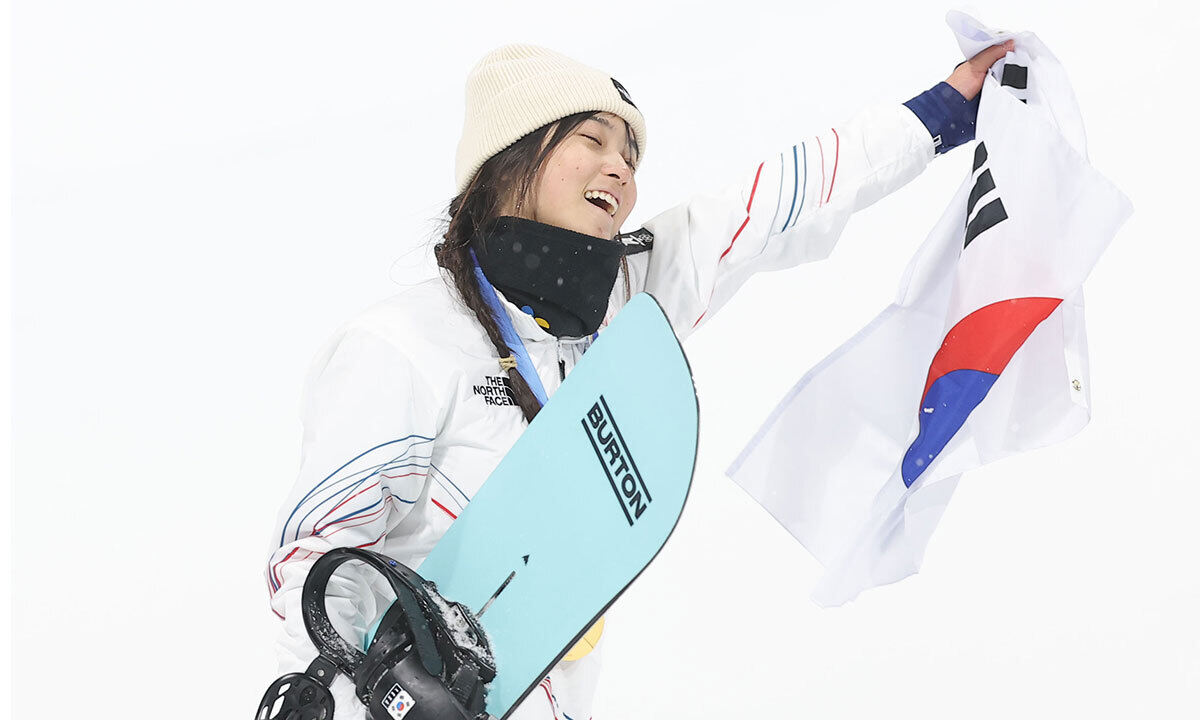 12일(현지시간) 이탈리아 리비뇨 스노파크에서 열린 2026 밀라노·코르티나담페초 동계 올림픽 스키 스노보드 여자 하프파이프 결선에서 90.25점을 획득해 금메달을 획득한 한국 최가온이 시상식을 마친 뒤 기뻐하고 있다. 리비뇨=연합뉴스