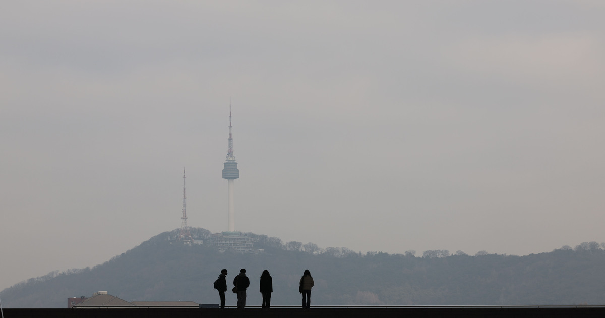 지난 12일 미세먼지와 초미세먼지 농도가 ‘나쁨’ 상태를 보인 이날 서울 용산구 국립중앙박물관에서 바라본 남산타워가 뿌옇다. 뉴시스