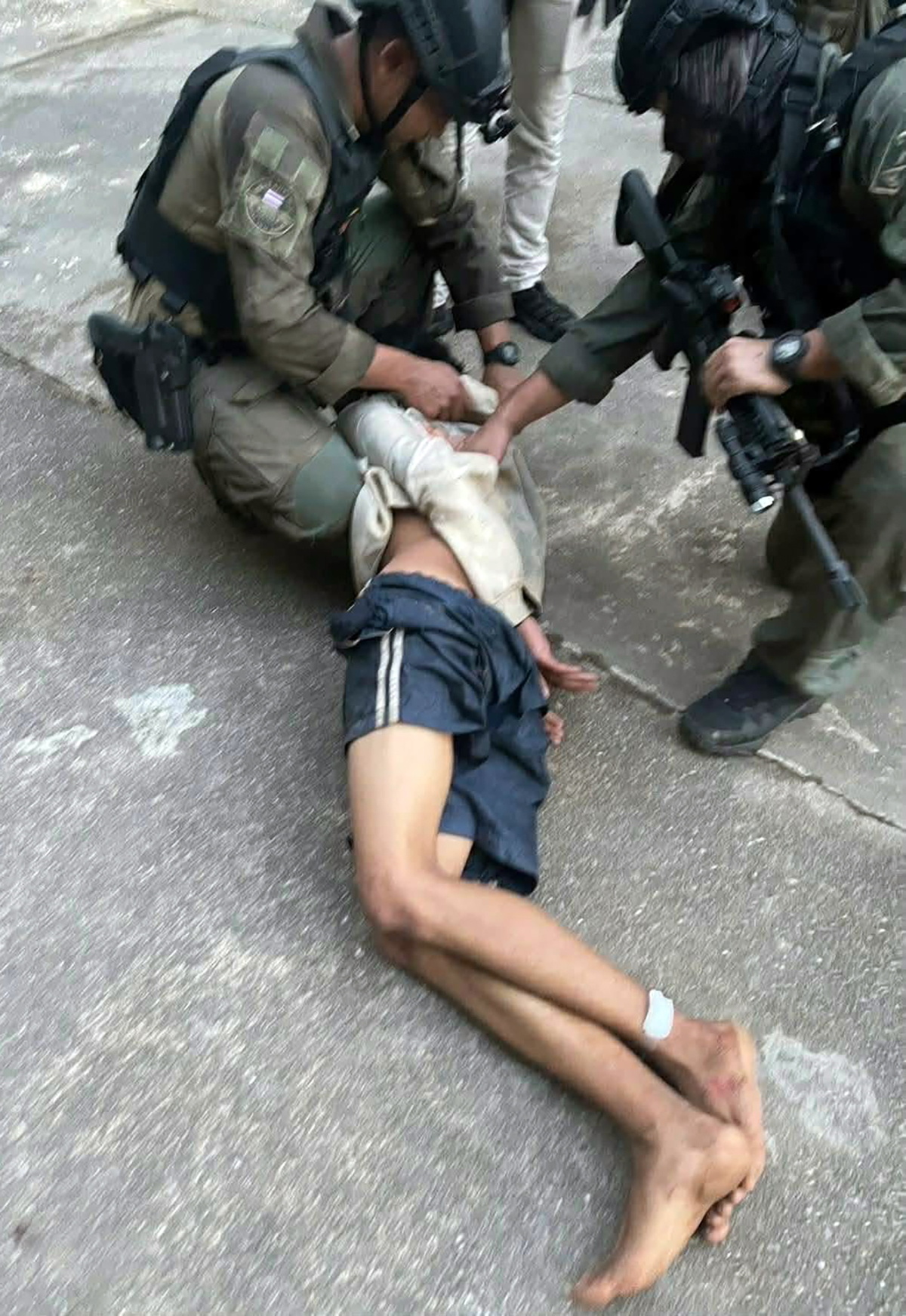 태국 경찰 관계자들이 11일 현지시간 송클라주 파통 프라탄 키리왓 고등학교에 난입해 인질극을 벌인 용의자를 체포하고 있다. 태국 왕립 경찰 제공