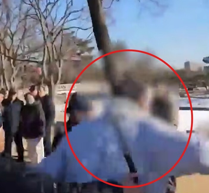 경복궁 관리직원을 폭행한 중국인. 채널A 보도화면 캡처