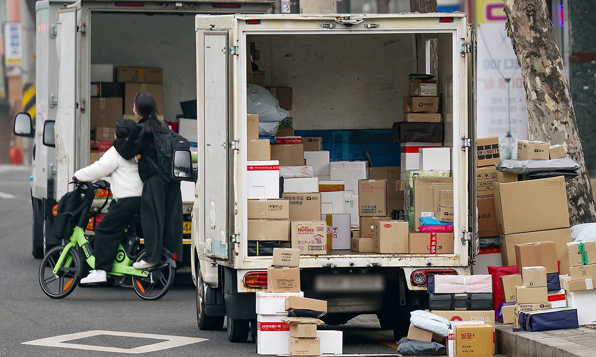 개인정보보호위원회는 13일 설 명절을 맞아 택배와 선물 관련 문자 등이 급증하는 시기를 노린 개인정보 유출 피해에 각별한 주의를 당부했다. 사진은 지난 11일 서울 시내 한 택배 센터의 모습. 연합뉴스