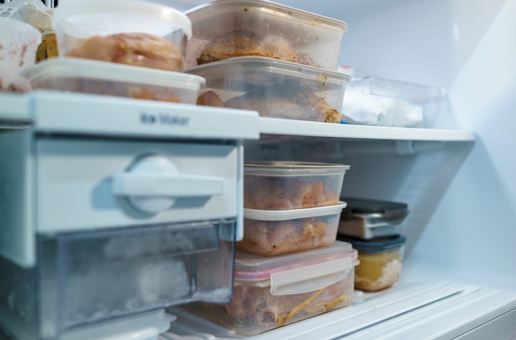 냉장고 선반에 밀폐 용기에 담긴 음식이 보관돼 있다. 게티이미지뱅크