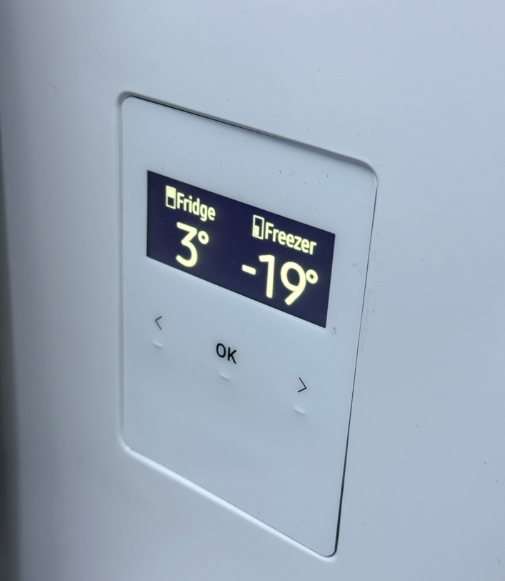 냉장고 외부 디스플레이에 냉장실 3℃, 냉동실 -19℃로 설정된 온도가 표시돼 있다. 게티이미지뱅크