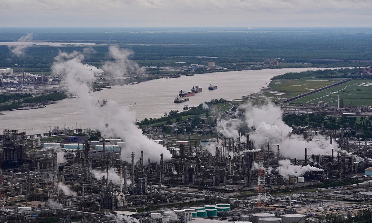 미국 루이지애나주 노코의 셸 정유공장이 가동되고 있다. 도널드 트럼프 대통령은 지난 12일(현지시간) 온실가스 규제를 완화하겠다고 밝혔다. 노코=AP연합뉴스