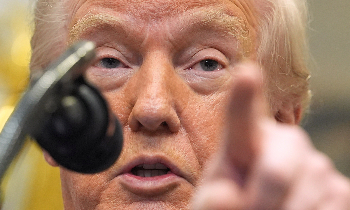 도널드 트럼프 미국 대통령이 지난 12일(현지시간) 워싱턴 백악관에서 더 이상 온실가스를 규제하지 않겠다고 발표하고 있다. 워싱턴=AP연합뉴스