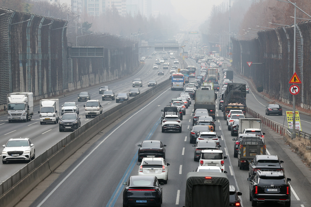 설 연휴를 하루 앞둔 13일 서울 서초구 잠원IC에서 바라본 경부고속도로 하행선의 차량들이 거북이 운행을 하고 있다.