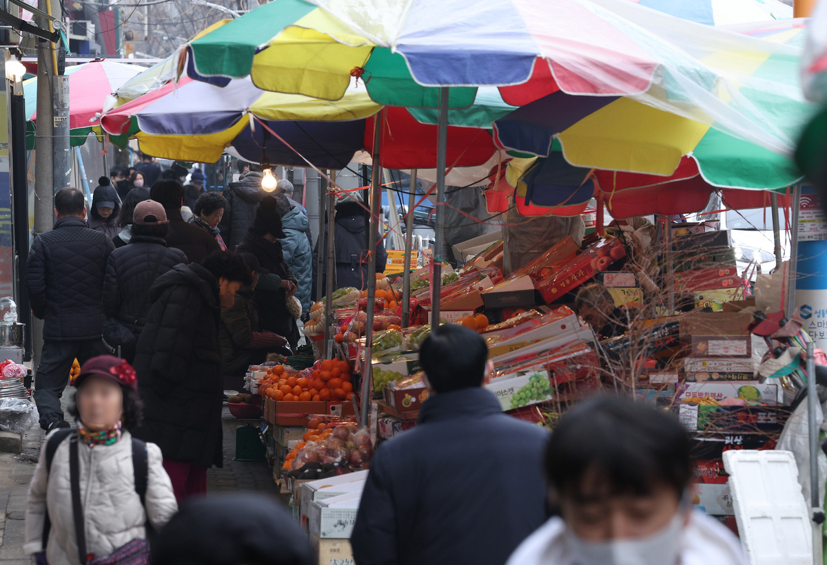 설 연휴를 하루 앞둔 13일 서울 한 전통시장이 시민들로 붐비고 있다.