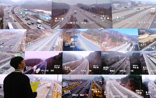 설 연휴를 하루 앞둔 13일 경기 성남시 궁내동 한국도로공사 교통센터에서 관계자들이 전국 고속도로 교통상황을 살펴보고 있다. 뉴시스