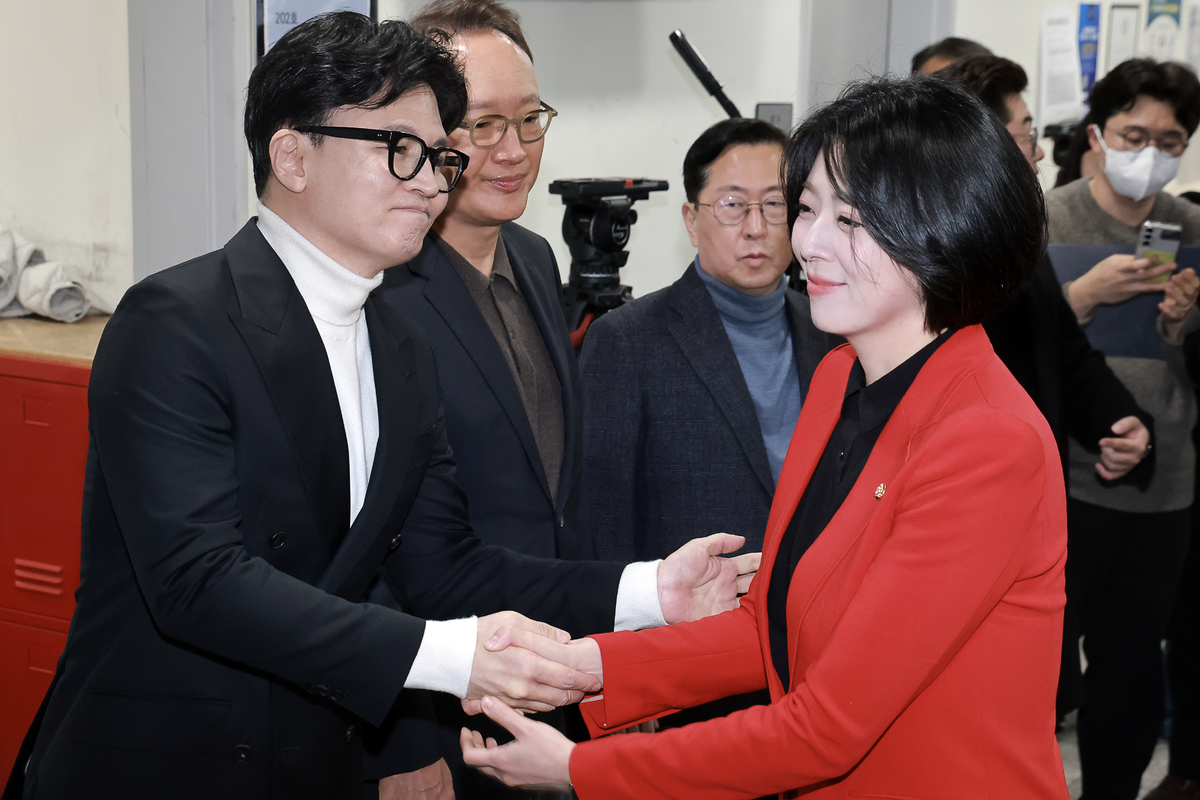 국민의힘 배현진 의원이 13일 국회 소통관에서 당 중앙윤리위원회가 배 의원에 대해 당원권 정지 1년 처분을 내린 것과 관련해 기자회견하기 앞서 한동훈 전 대표와 인사하고 있다. 연합뉴스