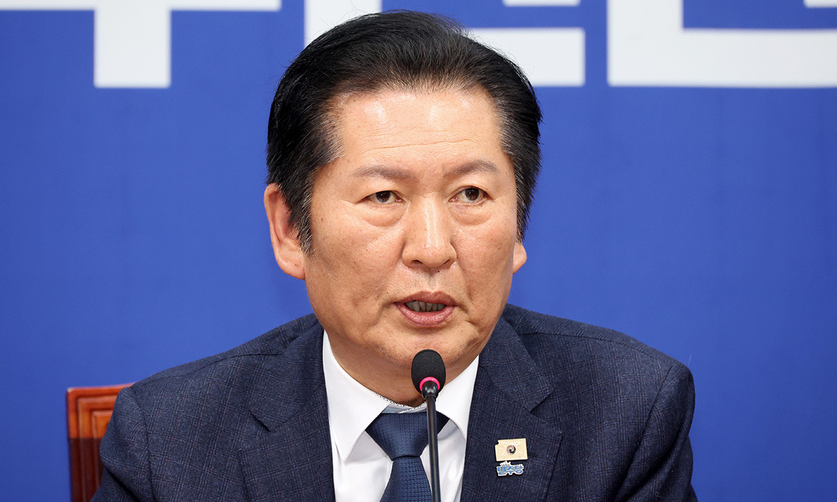 정청래 더불어민주당 대표가 10일 서울 여의도 국회에서 열린 더불어민주당 긴급 최고위원회의에서 지방선거 전 조국혁신당과의 합당 논의를 중단한다고 밝히고 있다. 뉴시스