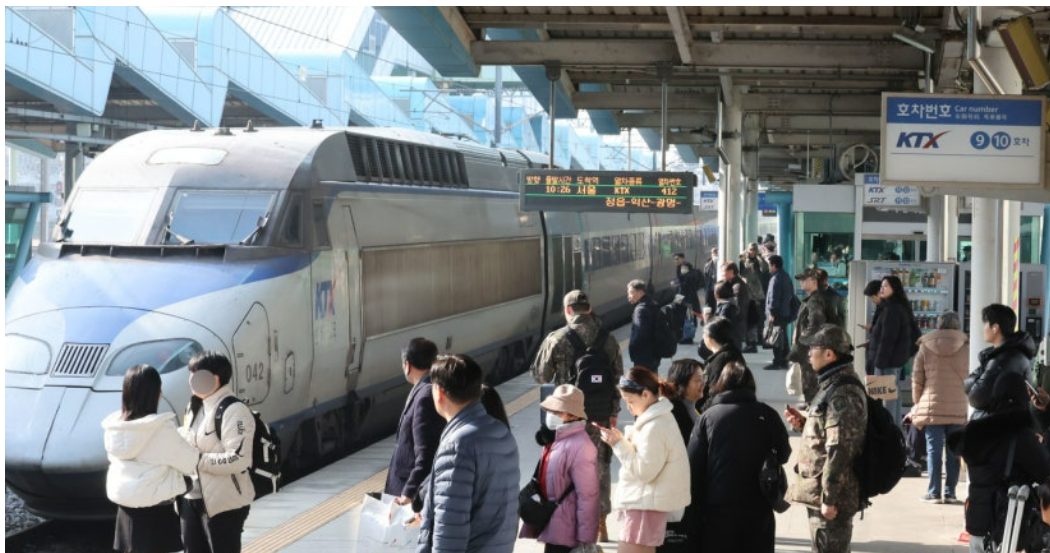 13일 오전 광주 광산구 송정역에서 귀향객들이 각자 짐을 든 채 기차를 기다리고 있다. 뉴스1