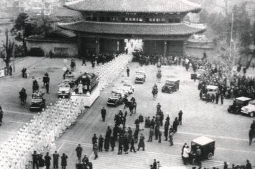 1966년 2월13일&nbsp;순정효황후의 장의 행렬이 생전에 고인이 기거했던 창덕궁을 떠나고 있다. SNS 캡처