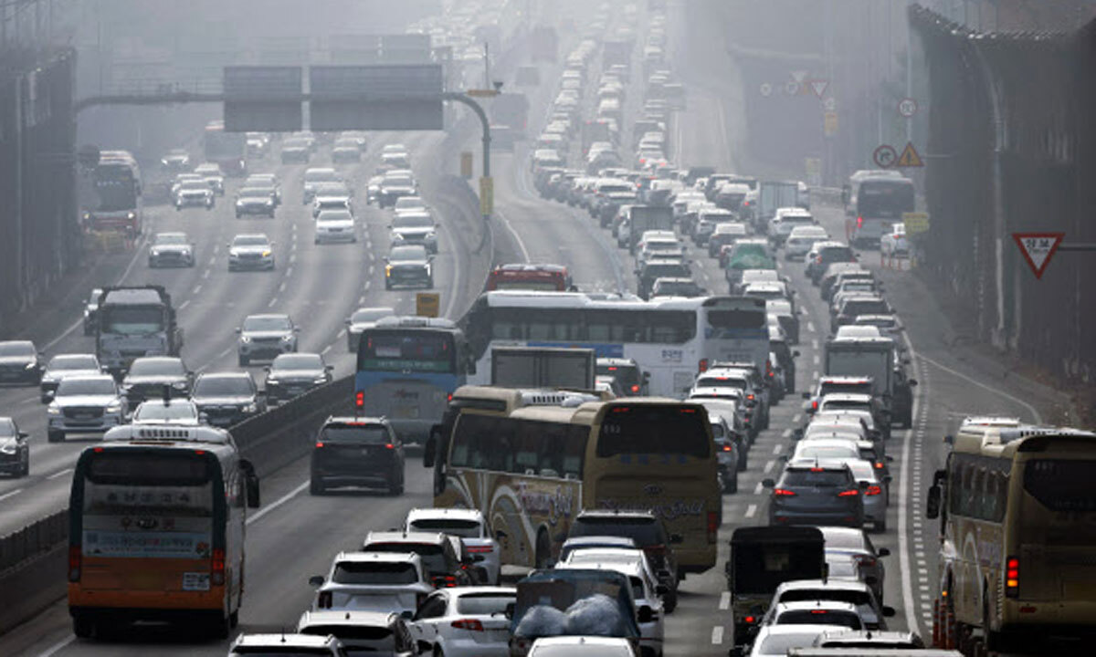 설 연휴 첫날인 14일 경부고속도로 서울 잠원&nbsp;IC 인근이 서울을 빠져나가는 하행선 차량(오른편)으로 붐비고 있다. 뉴스1