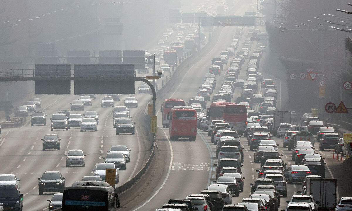서울→부산 4시간30분…설 첫날 귀성길 정체 완화세