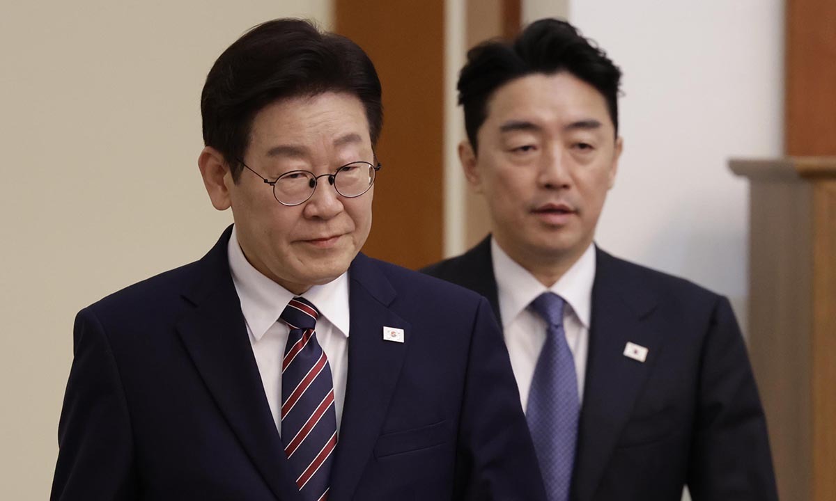 이재명 대통령(왼쪽)과 강훈식 비서실장이 지난 12일 청와대에서 열린 수석보좌관회의에 입장하고 있다. 뉴시스