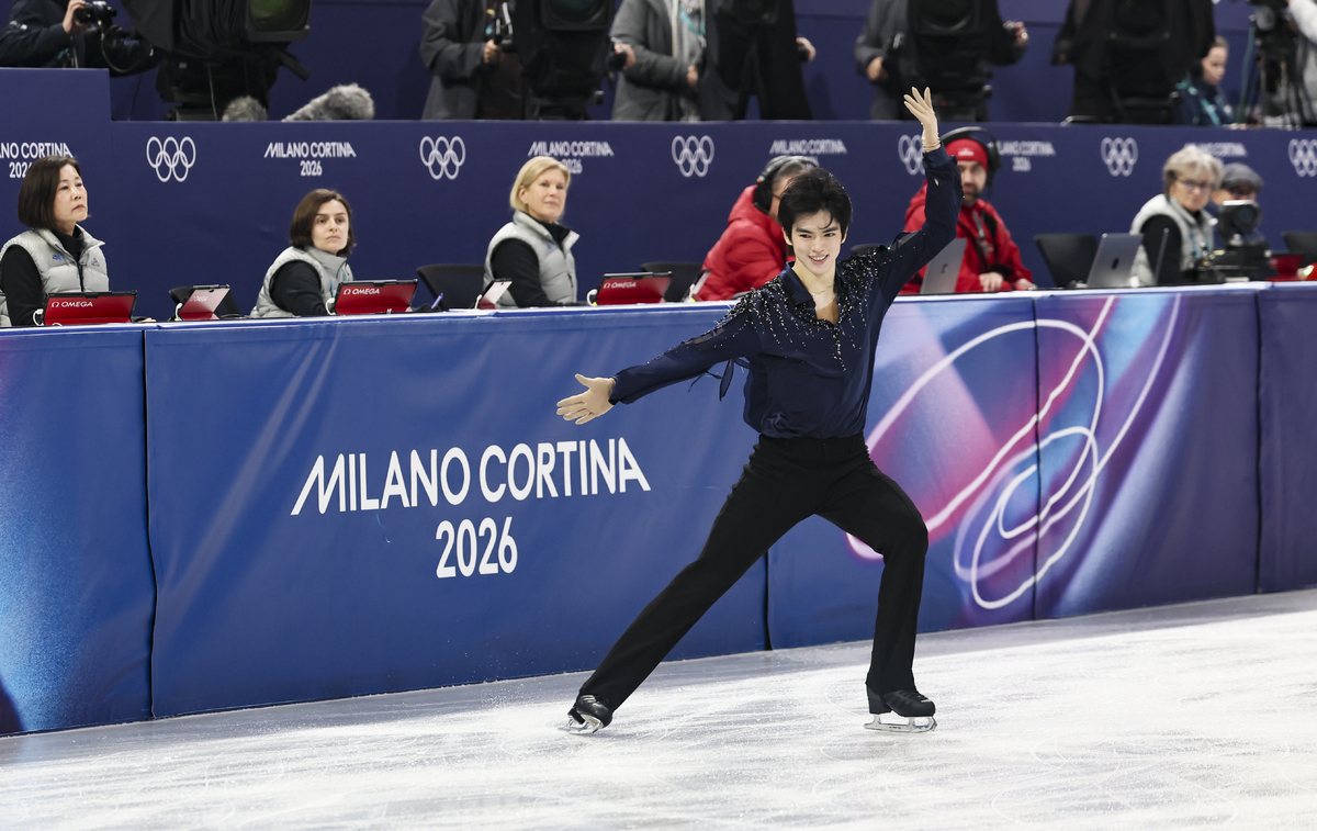 피겨스케이트 차준환이 10일(현지시간) 이탈리아 밀라노 아이스스케이팅 아레나에서 열린 2026 밀라노·코르티나담페초 동계올림픽 남자 싱글 쇼트프로그램에서 연기를 펼치고 있다. 뉴시스