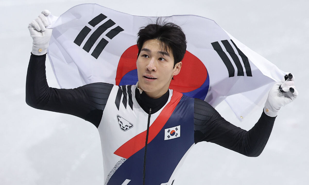 14일(현지시간) 이탈리아 밀라노 아이스스케이팅 아레나에서 열린 2026 밀라노-코르티나담페초 동계올림픽 쇼트트랙 남자 1500m 결승전에서 은메달을 획득한 황대헌이 태극기를 몸에 두른 채 트랙을 돌고 있다. 연합뉴스