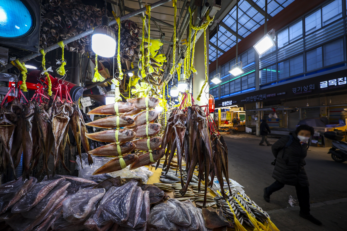 서울 동대문구 청량리종합시장을 찾은 시민들이 장을 보고 있다. 뉴시스