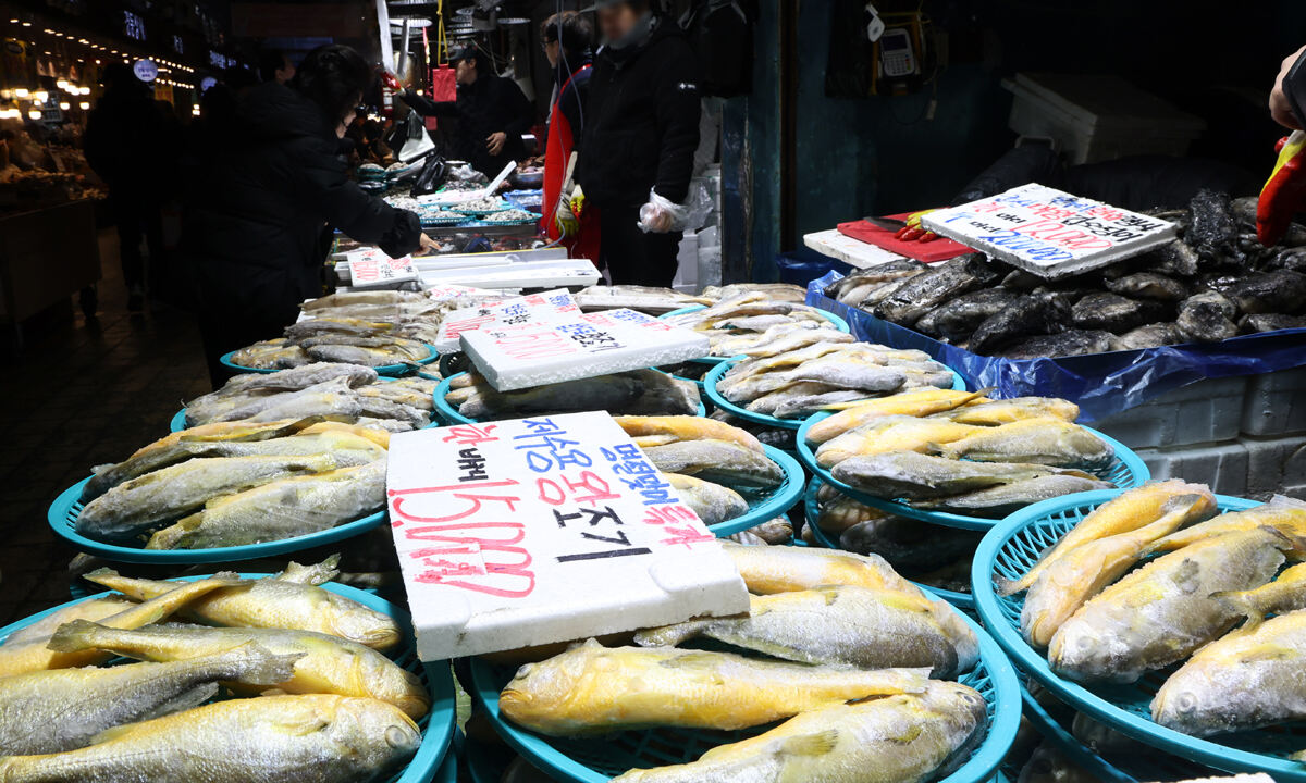 설 연휴를 앞둔 지난 11일 서울 경동시장의 모습. 11일 국가통계포털(KOSIS) 소비자물가지수(2020=100)에 따르면 차례상 품목 가운데 전년 동월 대비 가격 상승폭이 큰 품목은 조기(21.0%), 쌀(18.3%), 북어(13.6%), 사과(10.8%) 순으로 나타났다.연합뉴스
