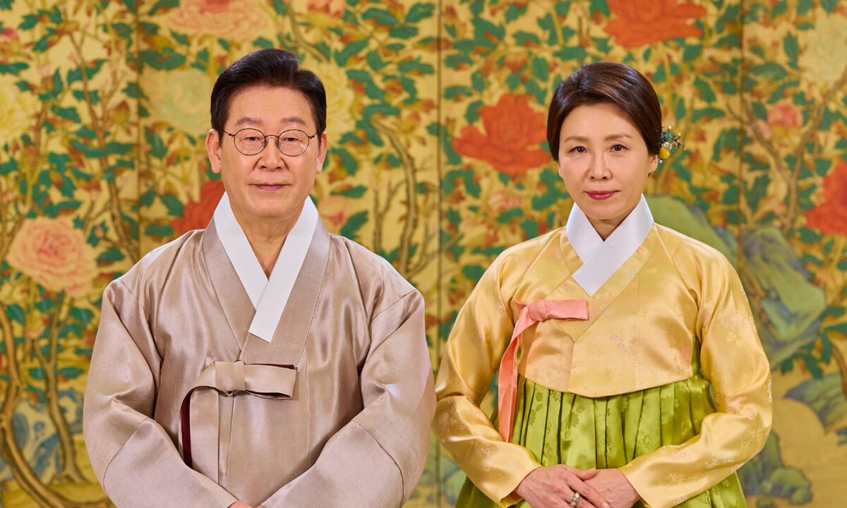 이재명 대통령과 김혜경 여사가 설 명절 당일인 17일 새해 인사를 전했다. 청와대 제공