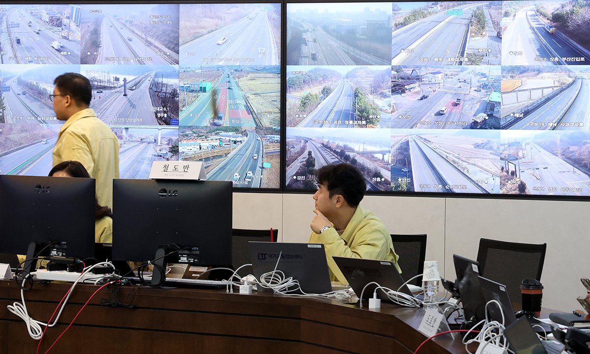 세종시 정부세종청사 국토교통부에 마련된 설 특별교통대책 상황실에서 관계 부처 공무원들이 철도, 공항, 고속도로 등을 모니터링 하며 원활한 귀성·귀경을 위해 전국의 상황을 점검하고 있다. 뉴스1