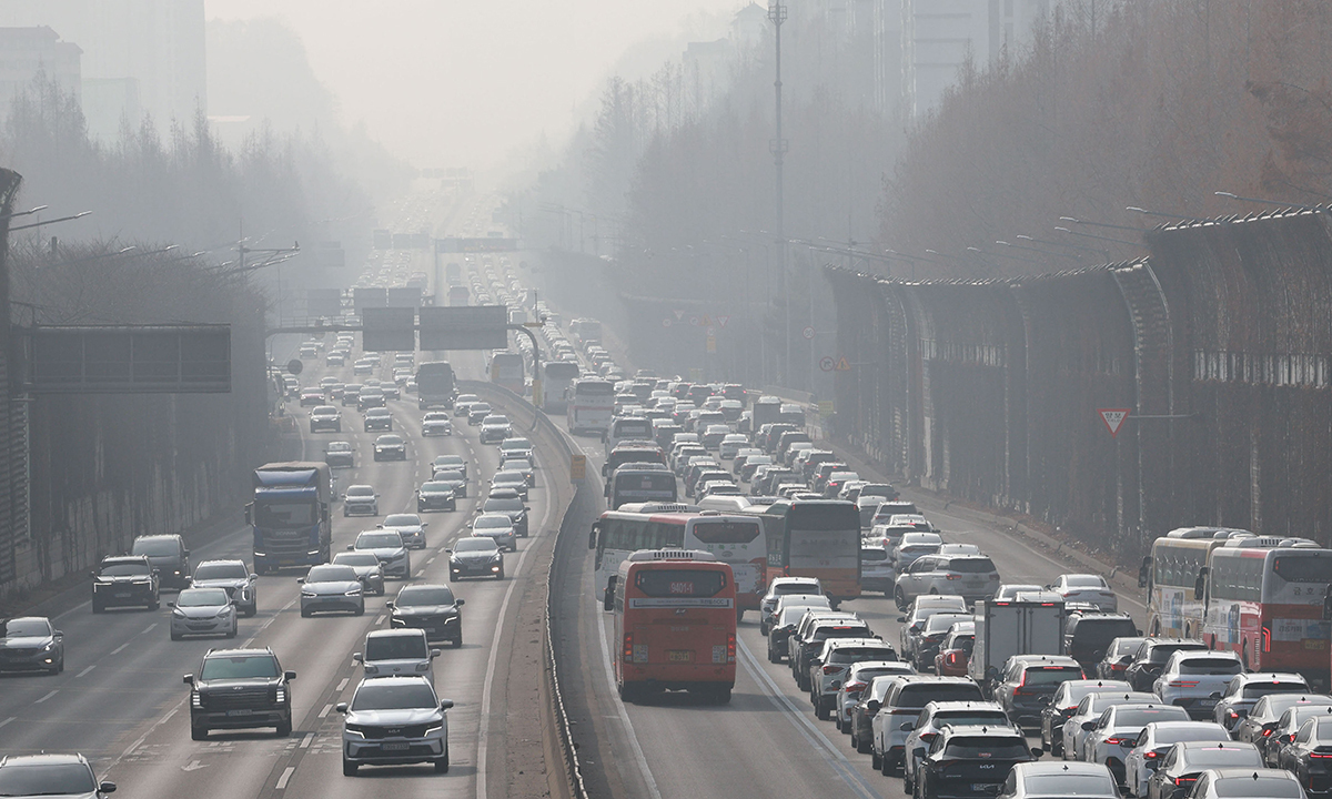 17일 오전 귀성·귀경 행렬이 이어지며 고속도로 곳곳에서 정체를 빚고 있다. 사진은 설 연휴 둘째 날인 지난 15일 경부고속도로 서울 잠원 IC 인근이 서울을 빠져나가는 하행선 차량(오른편)으로 붐비는 모습. 연합뉴스