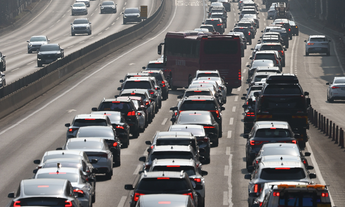설날인 17일 귀경 행렬이 이어지며 서울로 향하는 고속도로 곳곳에서 정체를 빚고 있다. 사진은 설 연휴 둘째 날인 지난 15일 서울 서초구 잠원IC 경부고속도로 하행선이 정체 중인 모습. 뉴시스