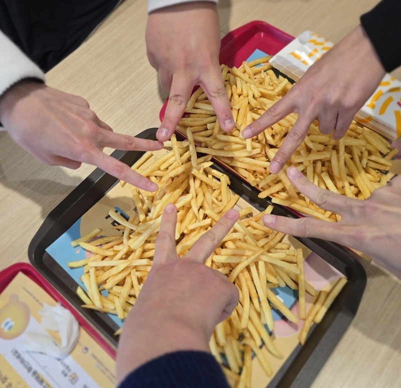 지난 16일 서울 동작구 롯데리아 노량진점에서 만난 ‘명절 잔소리 피하는 감튀모임’ 멤버들이 인증샷을 찍고 있다. 참가자 제공