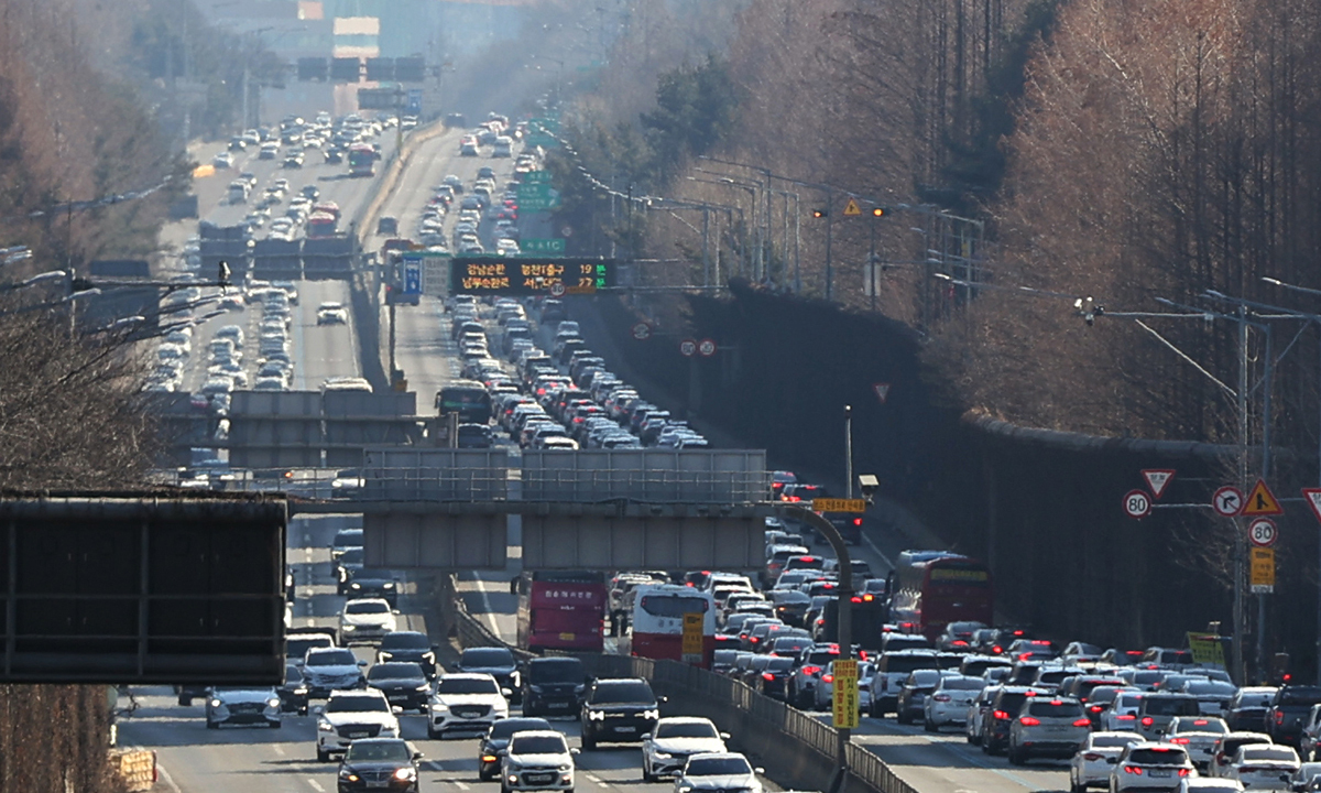 설날 당일인 17일 서울 서초구 잠원IC 인근 경부고속도로 상행선(왼쪽)·하행선 방향 차량들이 서행하고 있다. 한국도로공사에 따르면 이날 전국에서 자동차 615만대가 고속도로를 이용할 것으로 보고 있다. 수도권에서 지방으로 향하는 차량은 44만대, 지방에서 수도권으로 향하는 차량은 47만대로 예상했다. 뉴스1