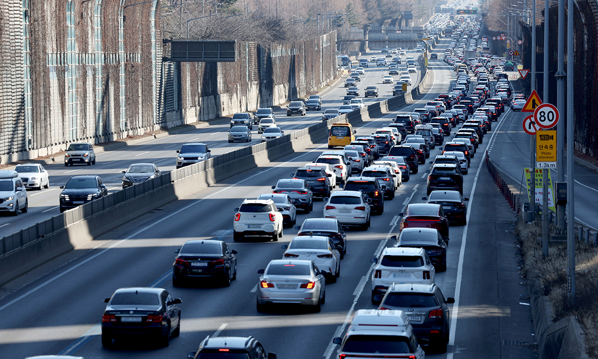 설날인 17일 서울 서초구 경부고속도로 잠원IC 인근에 귀경 차량 행렬이 늘어나고 있다. 뉴시스