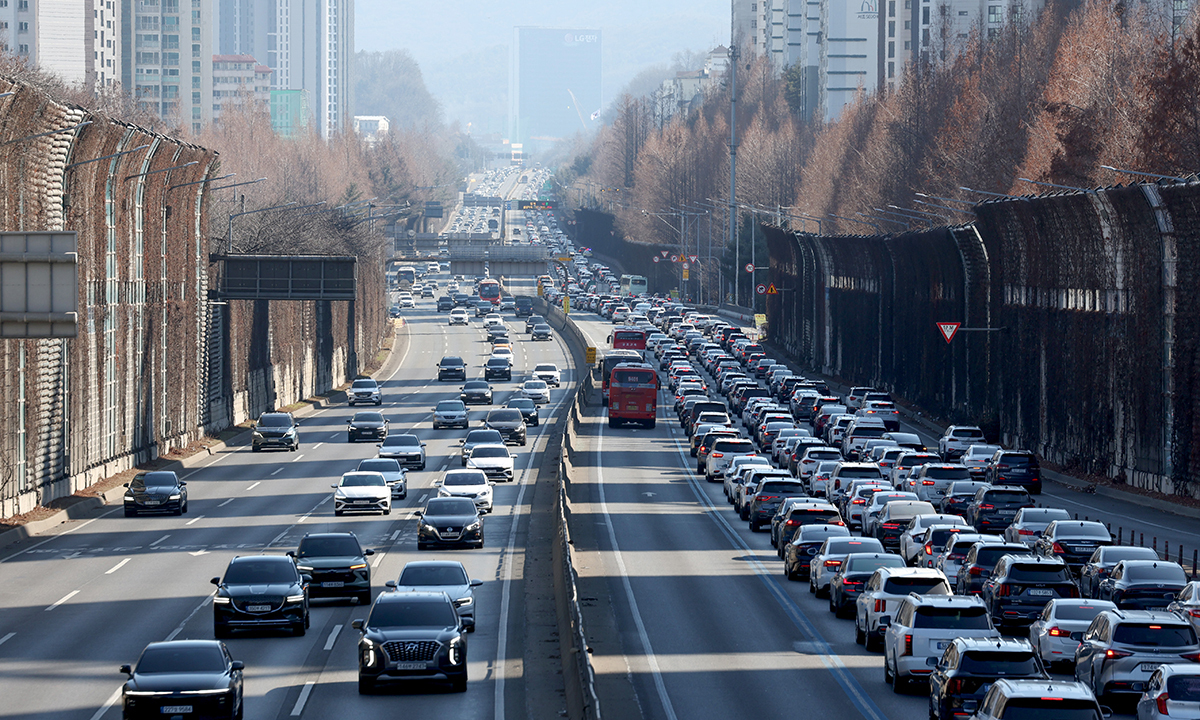 설날인 17일 서울 서초구 경부고속도로 잠원IC 인근에 귀경 차량 행렬이 늘어나고 있다. 한국도로공사에 따르면 이날 전국 고속도로 교통량은 615만대로 예상된다. 서울 방향 고속도로는 오전 7~8시께 정체가 시작돼 오후 3~4시께 절정에 이르렀다가 다음 날 오전 3~4시께 해소될 전망이다.