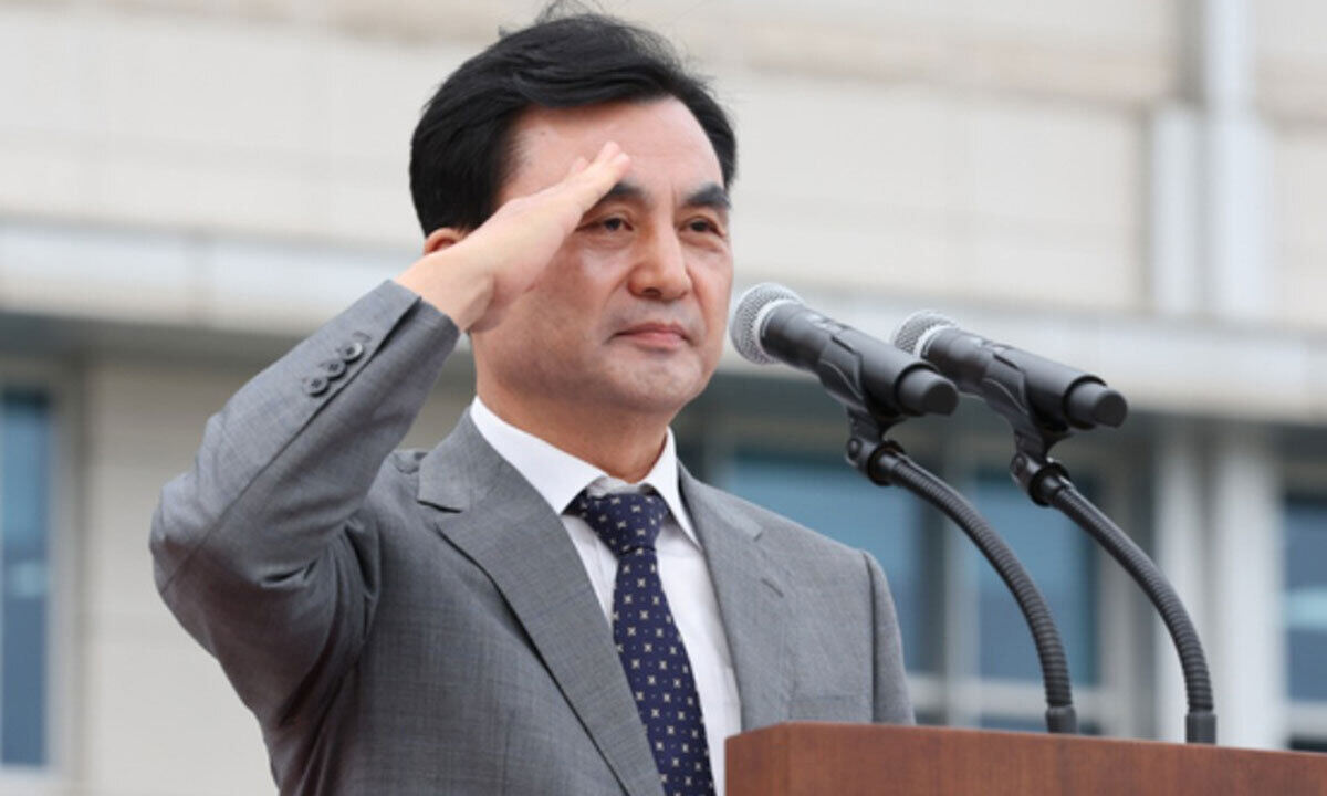 안규백 국방부 장관이 지난 2025년 9월 합참의장 이·취임식에서 장병들의 거수경례에 거수경례로 답하고 있다. 안 장관은 1961년 5·16 군사정변 이후 육·해·공군 장성 경력이 없는 최초의 국방장관이다. 뉴시스