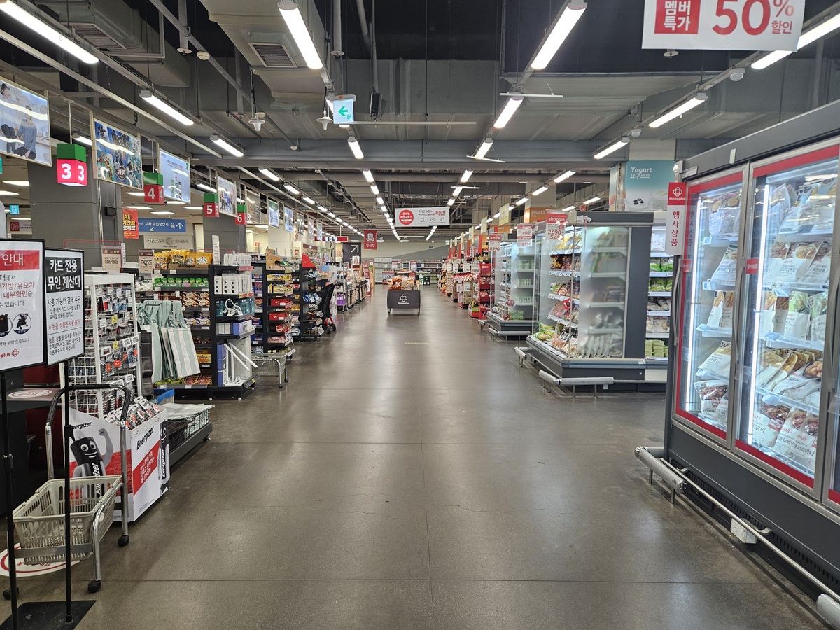 설 연휴를 앞둔 지난 13일&nbsp;서울 송파구 홈플러스 잠실점이 한산한 모습. 김수연 기자