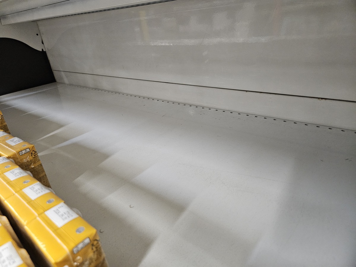 서울의 한 홈플러스 매장 진열대 곳곳이 비어있는 모습. 김수연 기자