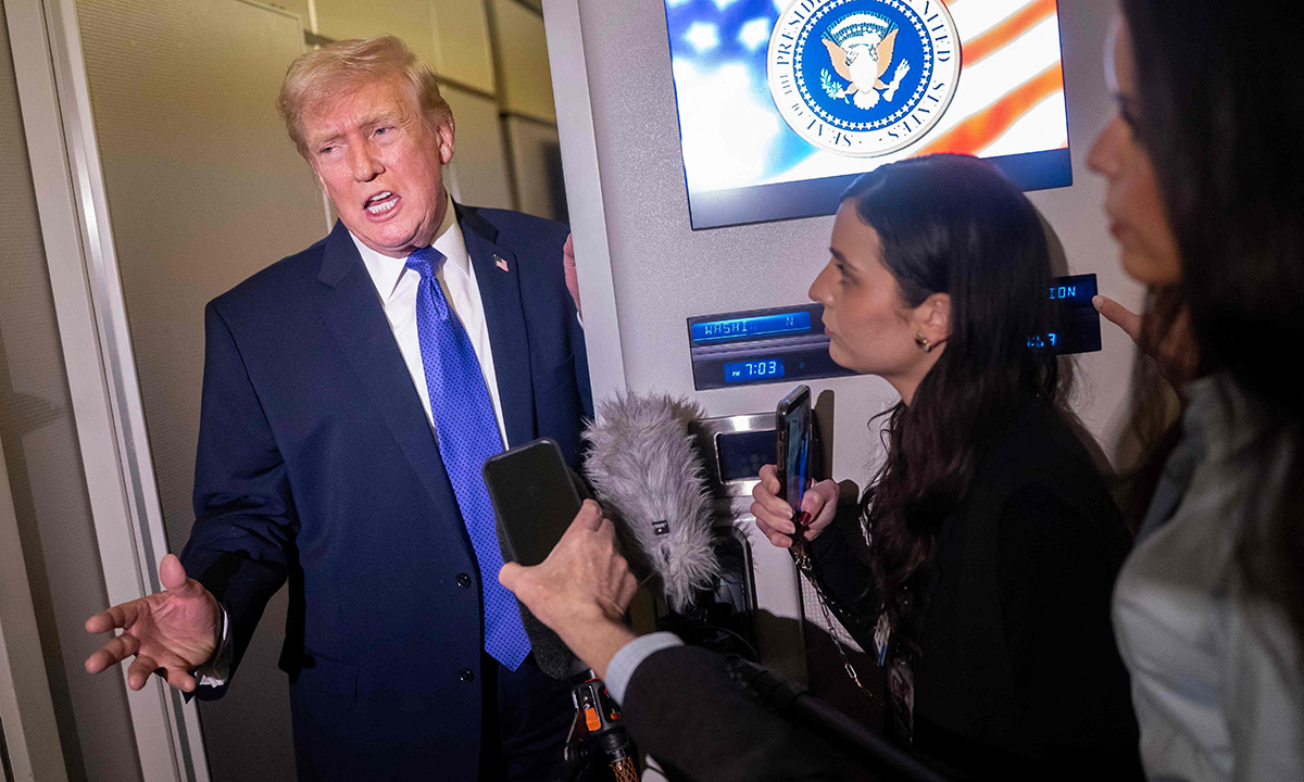 노골적인 트럼프 도널드 트럼프 미국 대통령이 16일(현지시간) 플로리다 팜비치 공항을 출발해 워싱턴으로 향하는 전용기 에어포스원에서 취재진과 대화하고 있다. 트럼프 대통령이 한국의 대미 투자 약속 이행을 촉구하는 가운데, 17일 일본의 첫 번째 대미 투자 내용이 발표되면서 한국에 대한 압박도 커지고 있다. AFP연합뉴스