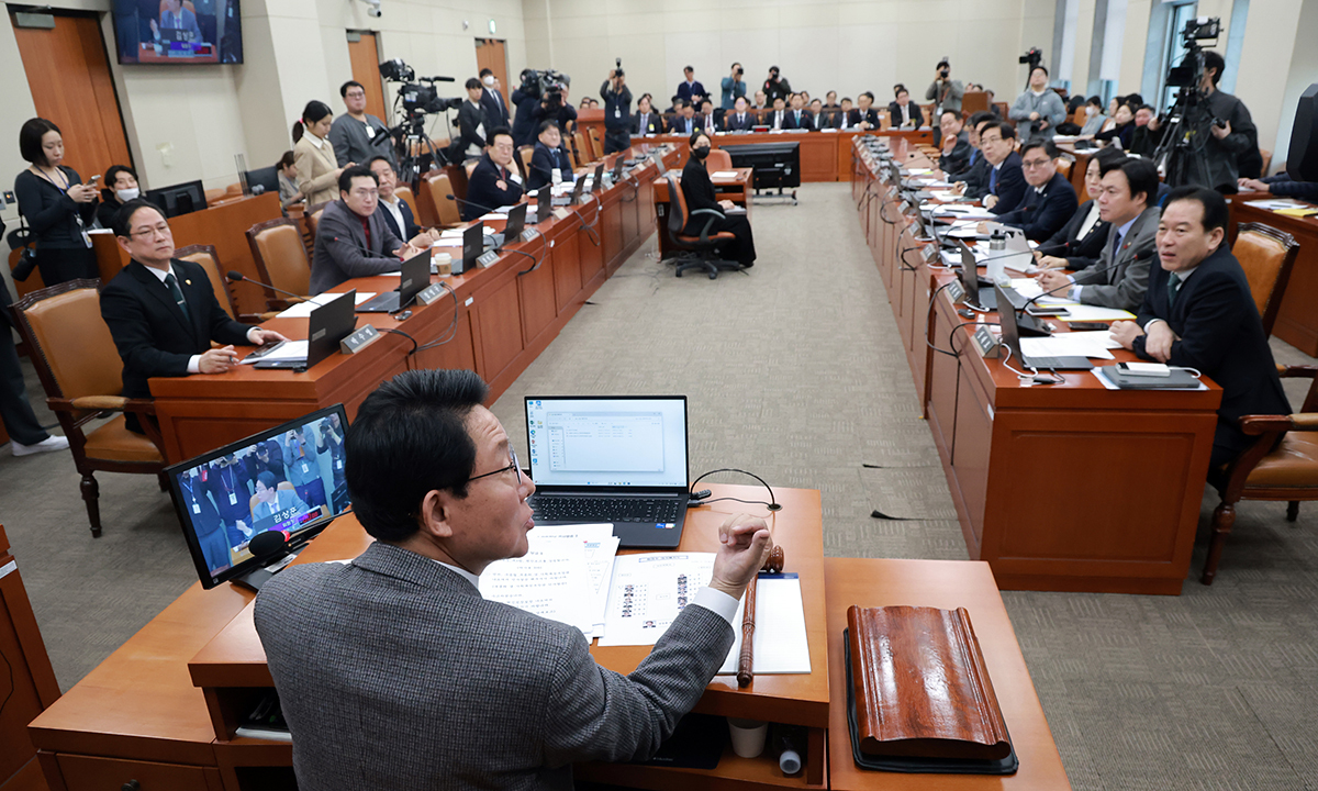 지난 12일 국회에서 열린 대미투자특별법 처리를 위한 특별위원회 제1차 전체회의에서 위원장인 국민의힘 김상훈 의원이 특위를 비공개로 전환할 것임을 알리며 취재진 퇴장을 요청하고 있다. 연합뉴스