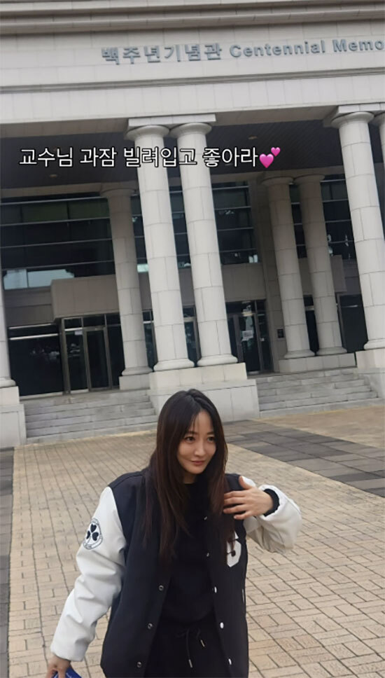 학과 점퍼를 입고 캠퍼스에서 포즈를 취한 배우 사강. 사강 인스타그램 캡처