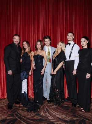 베컴家, 화목한 가족 사진 공개...'절연' 브루클린 부부는 불참