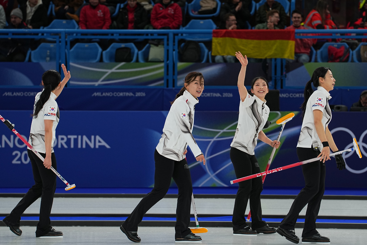South Korea's Gim -Eun-ji, Kim Min-ji, Seol Ye-eun and Kim Su-ji react after the women's curling round robin session against Sweden at the 2026 Winter Olympics, in Cortina d'Ampezzo, Italy, Wednesday, Feb. 18, 2026. (AP Photo/Fatima Shbair)