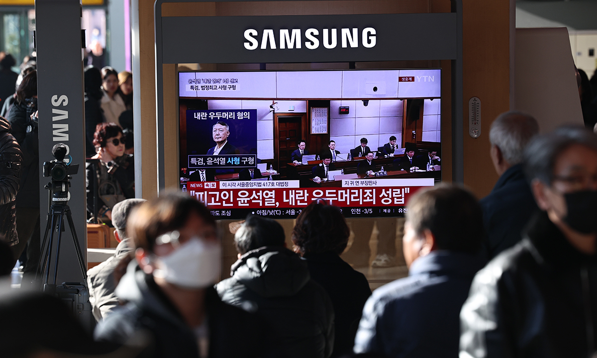 19일 서울역 대합실에 설치된 TV를 통해 윤석열 전 대통령의 내란 우두머리 혐의 1심 선고가 생중계 되고 있다. 뉴스1