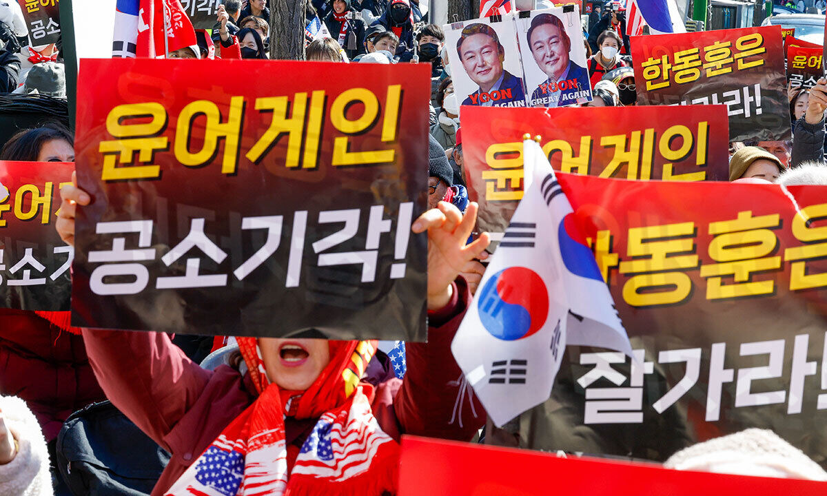 내란 우두머리 혐의로 기소된 윤석열 전 대통령의 1심 선고가 열린 19일 윤 전 대통령 지지자들이 이날 서울 서초구 서울중앙지법 인근에서 ‘공소기각’을 촉구하는 집회를 하는 모습. 유희태 기자