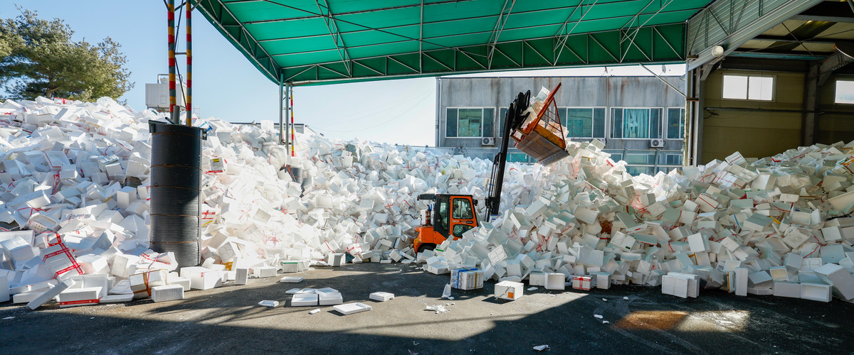 설 연휴 이후 첫 평일인 19일 경기 용인시 이동읍공공재활용센터에서 관계자가 지게차로 명절 선물 포장용 스티로폼을 정리하고 있다.