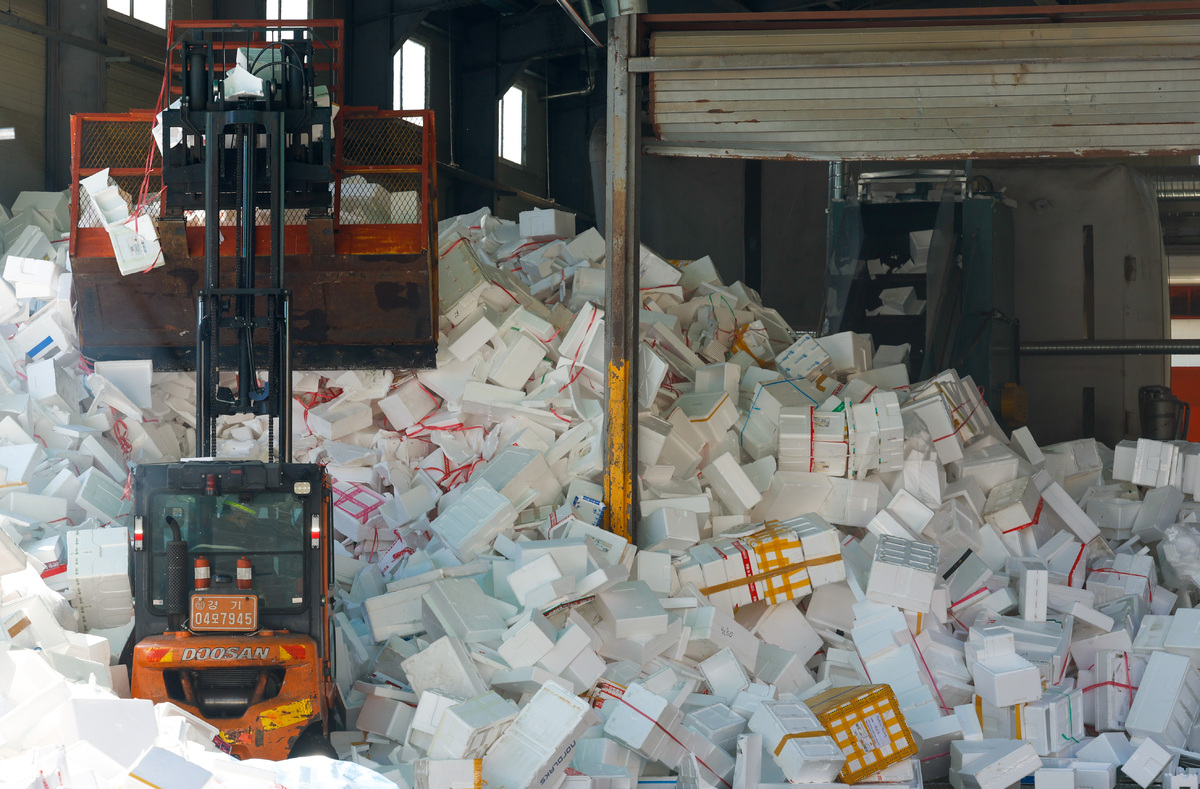 설 연휴 이후 첫 평일인 19일 경기 용인시 이동읍공공재활용센터에서 관계자가 지게차로 명절 선물 포장용 스티로폼을 정리하고 있다.