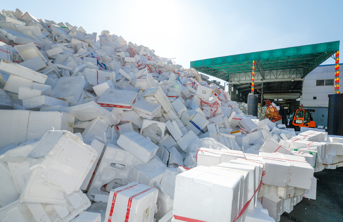 설 연휴 이후 첫 평일인 19일 경기 용인시 이동읍공공재활용센터에서 관계자가 지게차로 명절 선물 포장용 스티로폼을 정리하고 있다.